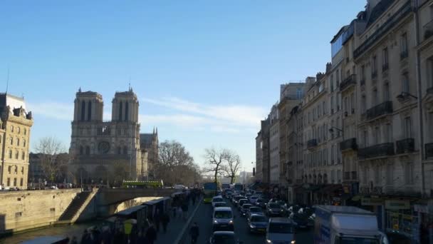 Tráfico diurno en París — Vídeos de Stock