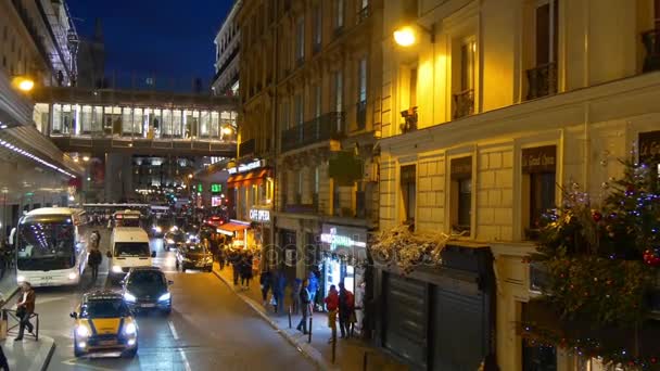 Tráfico diurno en París — Vídeos de Stock