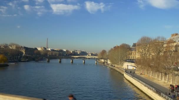 Tour turístico en autobús por la calle Paris — Vídeos de Stock