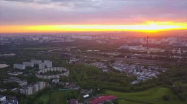 günbatımı zamanı güneş ışık Moskova cityscape hava panorama 4k Rusya