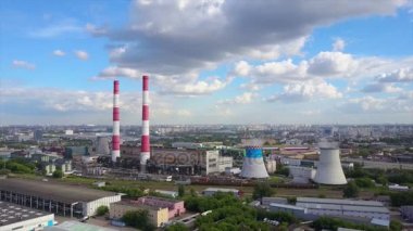 güneşli bir gün Moskova endüstriyel fabrika tüpler cityscape anteni panorama 4k Rusya
