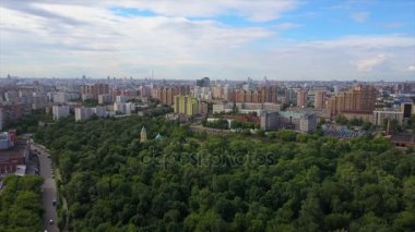 güneşli bir gün Moskova endüstriyel fabrika tüpler cityscape anteni panorama 4k Rusya