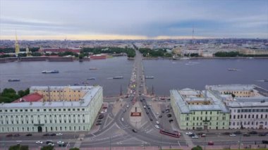 Saint Petersburg şehir ve Neva Nehri güzel havadan görünümü