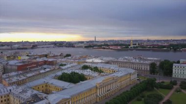 Saint Petersburg şehir ve Neva Nehri güzel havadan görünümü
