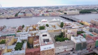 Saint Petersburg şehir ve Neva Nehri güzel havadan görünümü