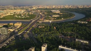 Hava güneşli akşam Moskova ünlü luzhniki Stadı dustrict Nehri Panoraması 4k Rusya