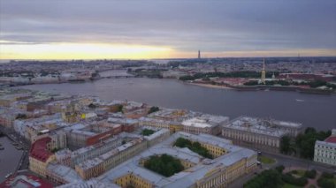 Saint Petersburg şehir ve Neva Nehri güzel havadan görünümü