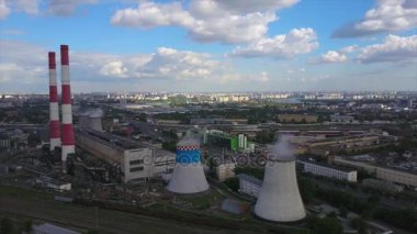 güneşli bir gün Moskova endüstriyel fabrika cityscape hava panorama 4k Rusya