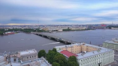 Saint Petersburg şehir ve Neva Nehri güzel havadan görünümü