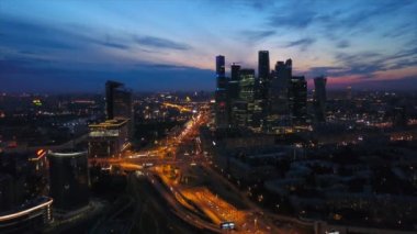 Gece zaman Moskova cityscape aydınlatılmış. Rating kavşak hava panorama 4k Rusya