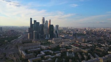 Hava güneşli akşam modern Moskova şehir Panoraması 4k Rusya