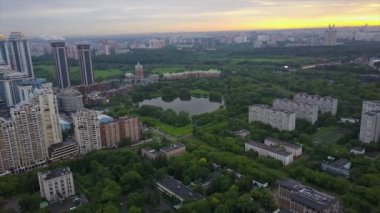 günbatımı gökyüzü Moskova modern yaşam göl cityscape hava panorama 4k blok Rusya