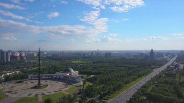 Moskova Poklonnaya hill park Meydanı. Trafik avenue cityscape havadan görüntüleri 4k Rusya
