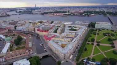 Saint Petersburg şehir ve Neva Nehri güzel havadan görünümü