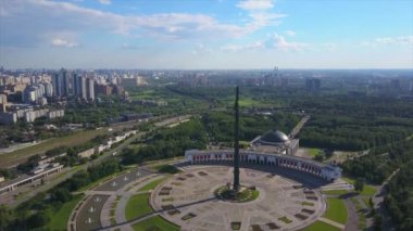 Moskova Poklonnaya hill park Meydanı. Trafik avenue cityscape havadan görüntüleri 4k Rusya