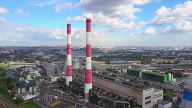 Yaz güneşli gün Moskova endüstriyel fabrika cityscape hava panorama 4k Rusya