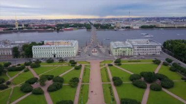 Saint Petersburg şehir ve Neva Nehri güzel havadan görünümü