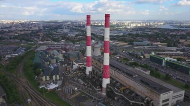 güneşli bir gün Moskova endüstriyel fabrika cityscape hava panorama 4k Rusya