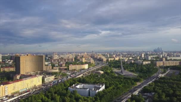 Moskoe stadsgezicht verkeer panorama — Stockvideo