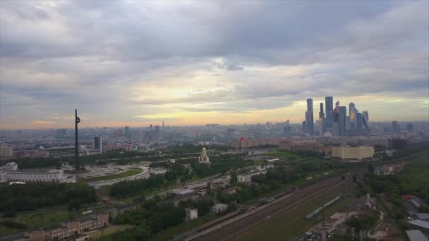 日落天空莫斯科城市工业景观航空全景4K 俄罗斯 — 图库视频影像