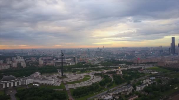 日落天空莫斯科城市 Poklonnaya 山公园城市航空全景4K 俄罗斯 — 图库视频影像