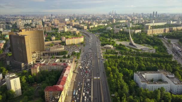 Panorama del paisaje urbano del tráfico de Moscú — Vídeos de Stock