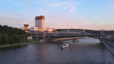gün batımı Moskova şehir nehir Ulusal Bilim Akademisi hava panorama 4k Rusya