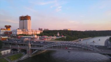 gün batımı Moskova şehir nehir Ulusal Bilim Akademisi hava panorama 4k Rusya