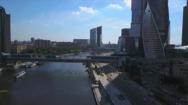güneşli bir gün Moskova modern şehir nehir Rating hava panorama 4k Rusya 