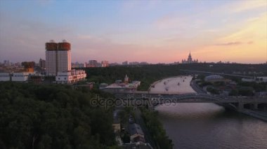 gün batımı Moskova şehir nehir Bilim Akademisi Üniversitesi hava panorama 4k Rusya