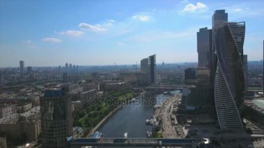 güneşli bir gün Moskova modern şehir nehir anteni panorama 4k Rusya