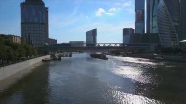 güneşli bir gün Moskova modern şehir nehir Rating hava panorama 4k Rusya 