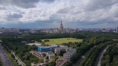 güneşli bir gün Moskova şehir ünlü Üniversitesi park hava panorama 4k Rusya