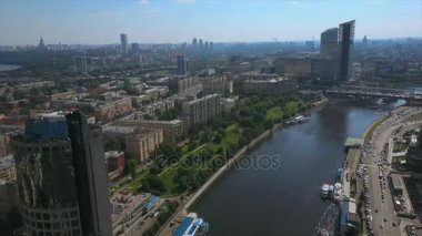 güneşli bir gün Moskova modern şehir nehir anteni panorama 4k Rusya