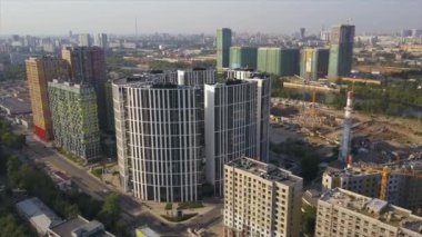 günbatımı zamanı Moskova şehir modern apartmanlar karmaşık anteni panorama 4k Rusya