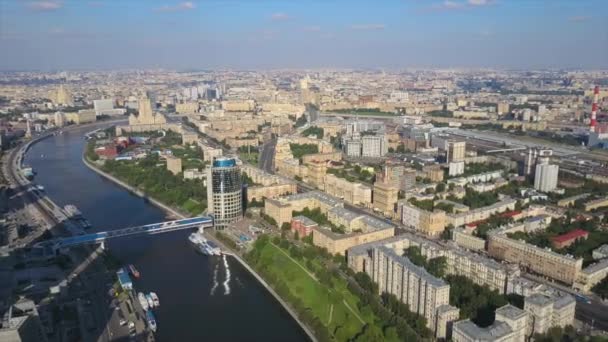 Sonniger Tag Moskau Stadt Fluss Bucht Berühmte Hotelgebäude Luftpanorama Russland — Stockvideo