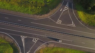 güneşli bir gün fırtına gökyüzü trafik yol Otoban kavşak aşağı görünümü panorama 4k Beyaz Rusya