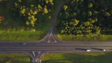 güneşli bir gün fırtına gökyüzü trafik yol orman görünümü panorama 4 k Beyaz Rusya Hava