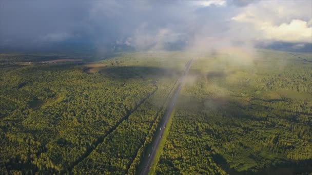Zonnige Dag Storm Hemel Verkeer Weg Bos Luchtfoto Panorama Wit — Stockvideo