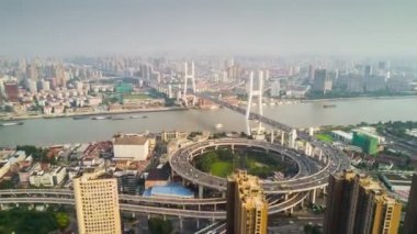 Şangay'daki gün zaman trafik. Cityscape hava panorama 4k Çin