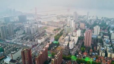 wuhan bulutlu gün zamanında. Yangtze cityscape nehir hava panorama 4k Çin