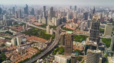 Şangay'daki gün zaman trafik. Cityscape hava panorama 4k Çin