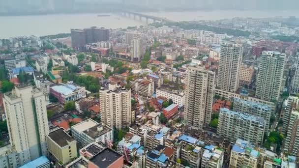 Συννεφιασμένη Μέρα Χρόνος Της Wuhan Yangtze Cityscape Παραποτάμια Εναέρια Πανόραμα — Αρχείο Βίντεο