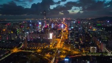 gece ışıklı ünlü pudong cityscape hava panorama 4 k Çin shanghai