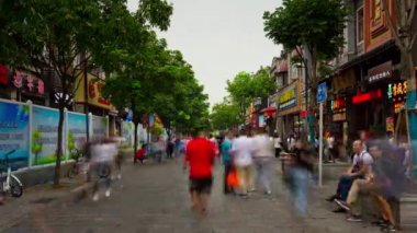 Wuhan yayalara kalabalık