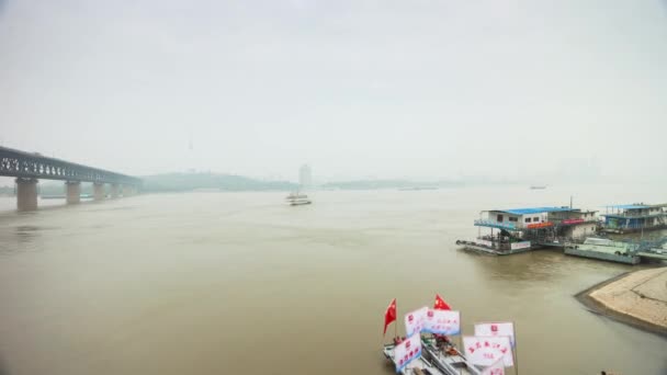 Wuhan yangtze river ftraffic panorama — стоковое видео