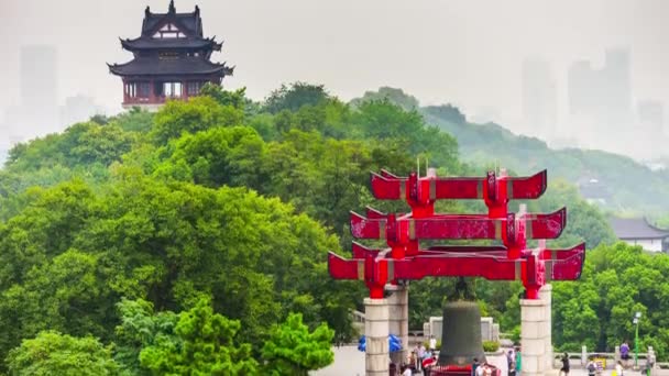 Wuhan gate park tempel bell — Stockvideo