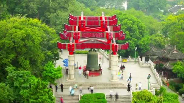 Wuhan gate bell tempel park — Stockvideo