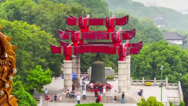 Wuhan gele kraan rode poort — Stockvideo