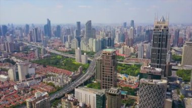 Şangay'daki gün zaman trafik. Cityscape hava panorama 4k Çin